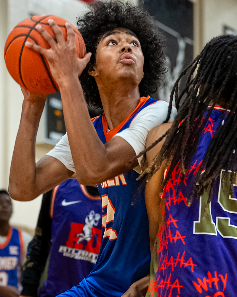 SC Premier 2029 player drives through traffic during tournament action